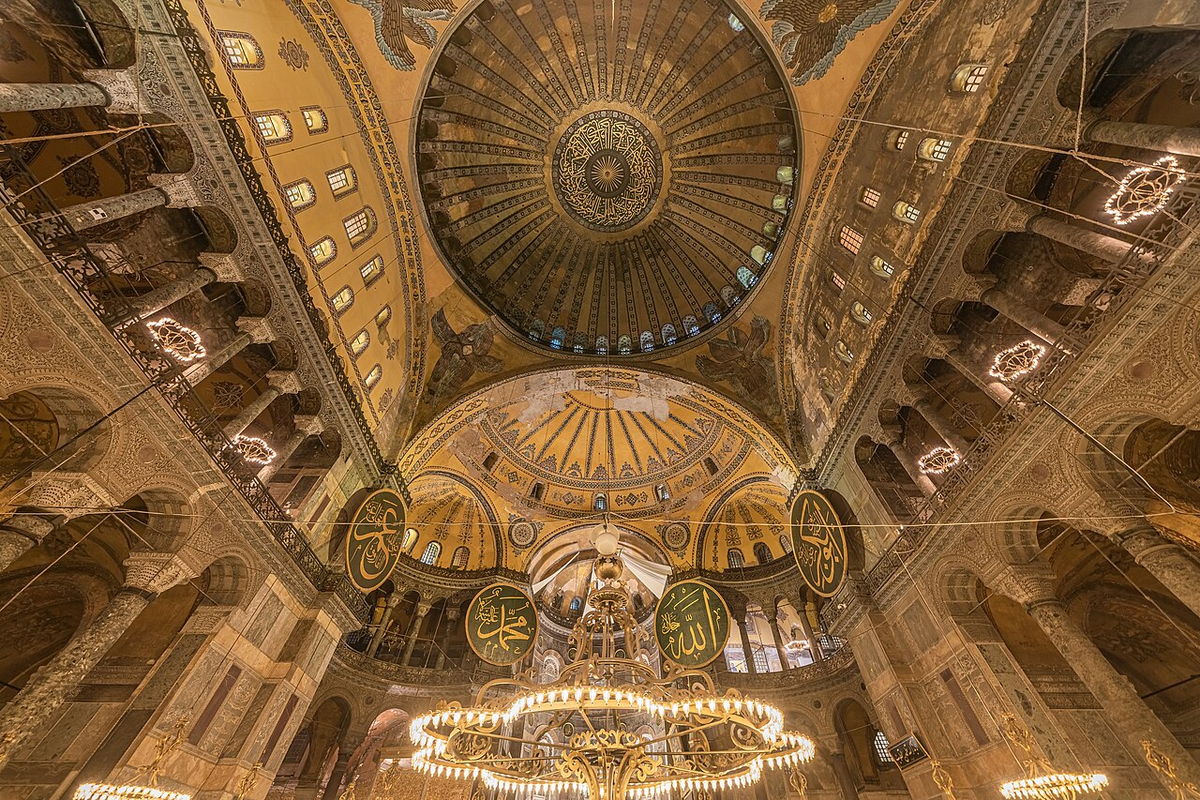 L’esterno del VI secolo con i minareti ottomani