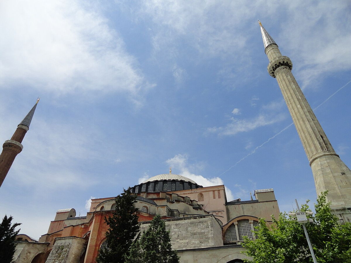 La facciata vista da piazza Sultanahmet