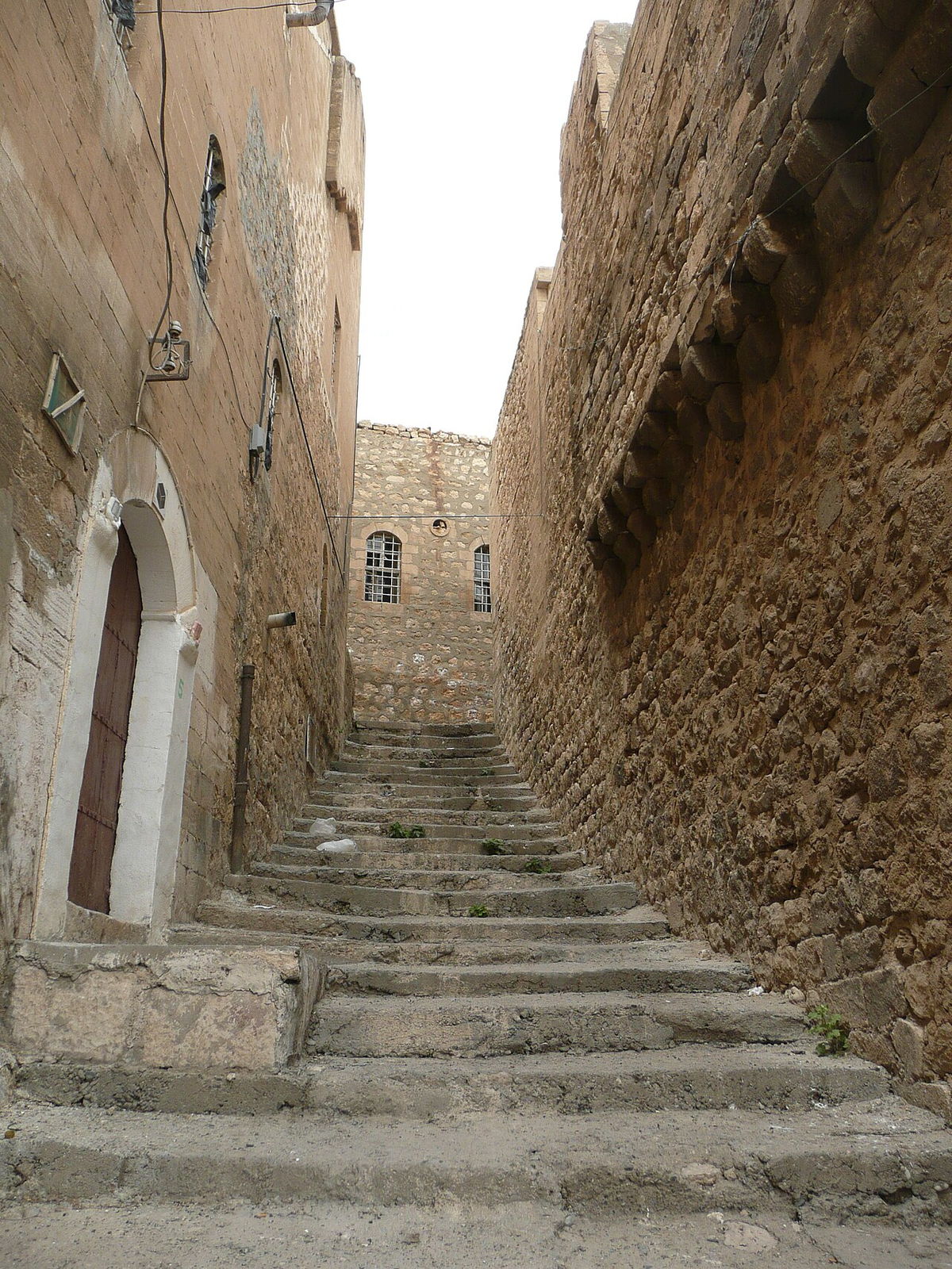 قصور حجرية متدرجة فوق السهل