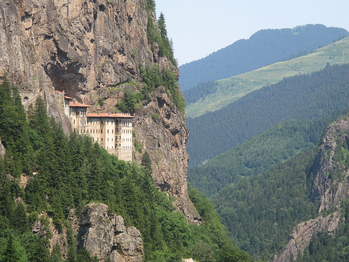 Le monastère depuis la route de la vallée