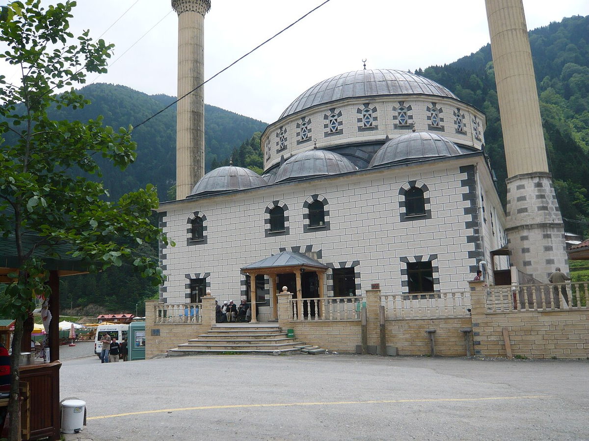 Die Moschee am See in ihrem Tal